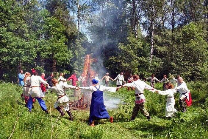 
Славянский праздник Семик 17 июня: традиции, обычаи и гадания «зеленой недели»                