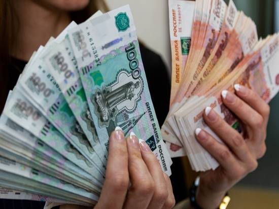 
В Минтруде объяснили порядок выплат пособий в размере 10 тысяч рублей на школьников                