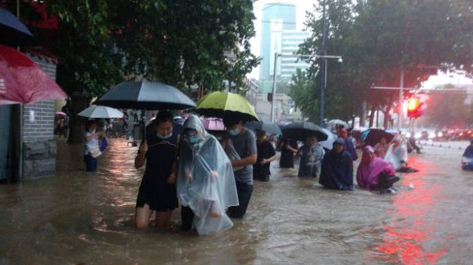 
Наводнение в Китае привело к затоплению ветки метро и смертям местных жителей                