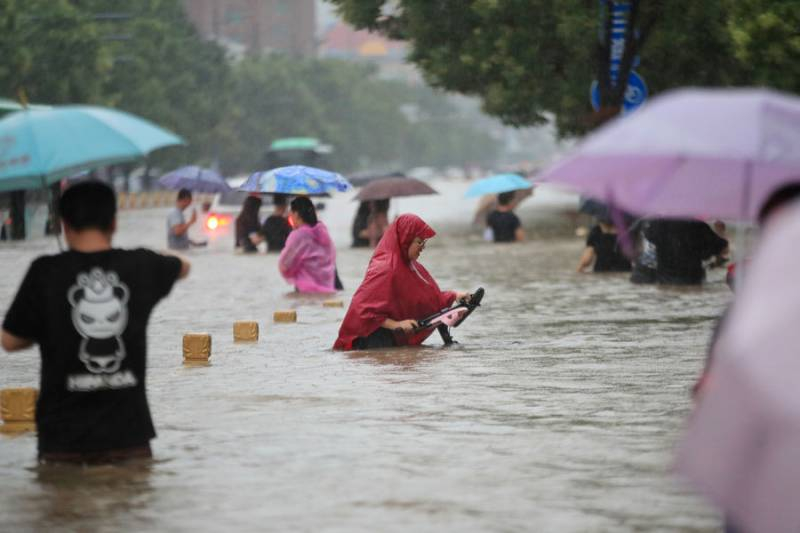 
Наводнение в Китае привело к затоплению ветки метро и смертям местных жителей                