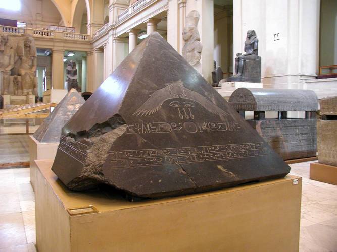 
Какое значение для египтян имели верхушки пирамид — священные камни пирамидоны                