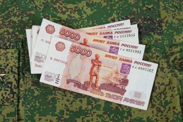 
Путин пообещал военным по 15 тыс. рублей, когда начнут выплачивать                