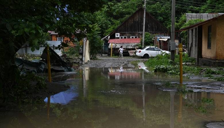 
В Анапе из-за наводнения введен режим ЧС и эвакуировано более 400 человек                