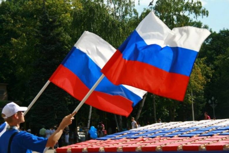 
В какой день в 2021 отмечается день Российского флага, что означают цвета и чем важен праздник                
