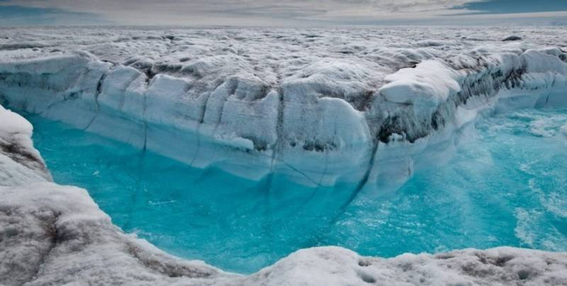 
Дождь в Гренландии ученые связали с надвигающейся катастрофой                