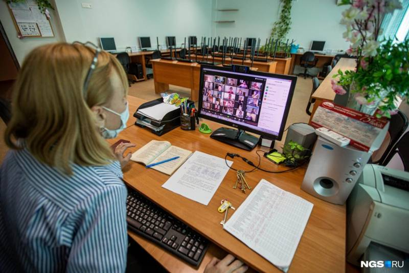 
Родители московских школьников готовятся к дистанционному обучению в сентябре 2021 года                