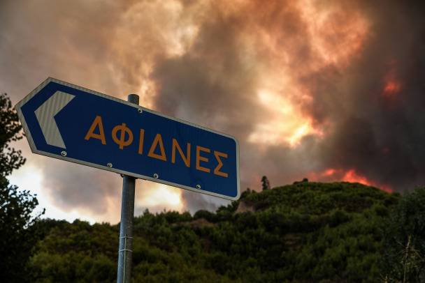 
Греция горит все сильнее, власти продолжают эвакуировать туристов и жителей некоторых провинций                
