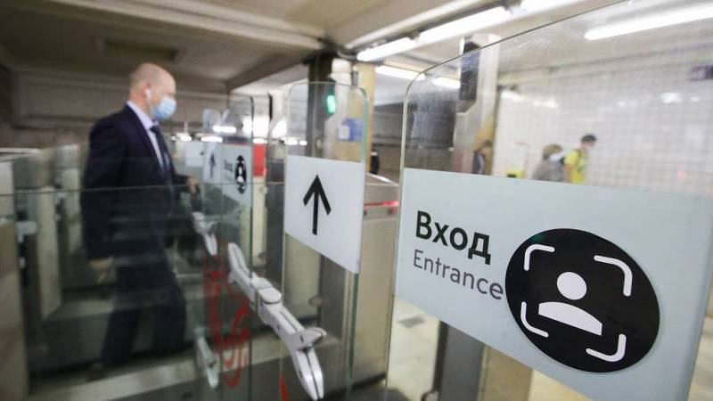
Во всем общественном транспорте России к 2024 году введут биометрию                