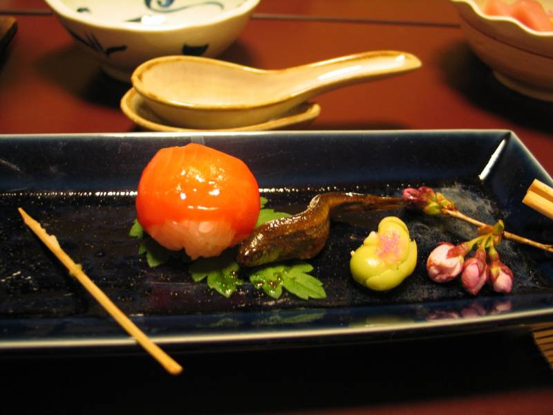 
Из какой рыбы делали суши в Древней Японии и почему на приготовление традиционного блюда уходили годы                