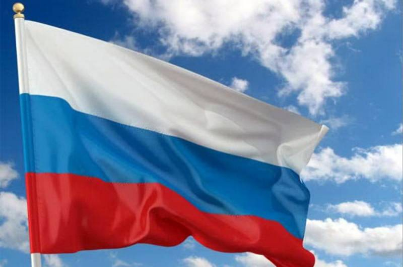 
В Министерстве просвещения предложили поднимать в школах флаг России                