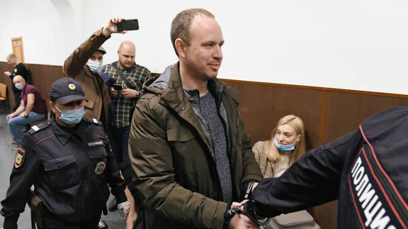 
Депутаты от КПРФ просят отпустить Андрея Левченко под домашний арест                