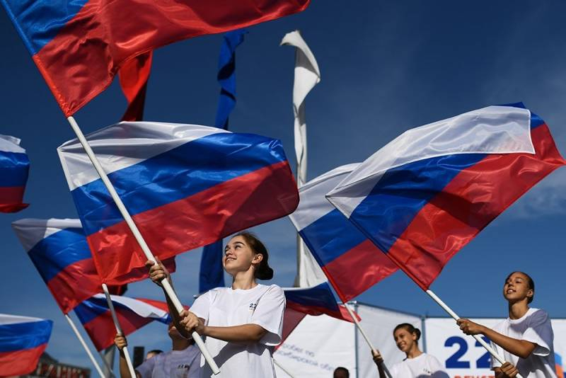 
В Министерстве просвещения предложили поднимать в школах флаг России                