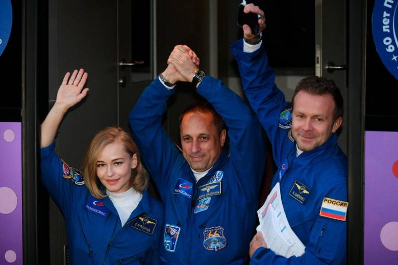 
Космическая гонка возвращается: западные СМИ прокомментировали полет российских актеров в космос                