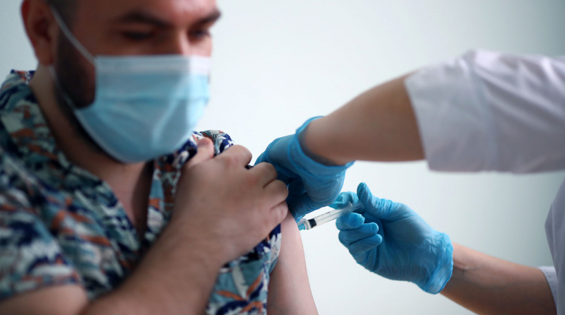 Стало известно, кто чаще всего заражается коронавирусом после вакцинации