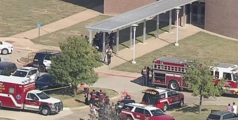 
Молодой человек открыл огонь по ученикам и учителям школы в Техасе                