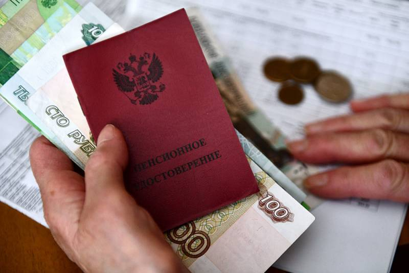 
Москвичам с 1 января 2022 года повысят минимальную пенсию: кому и на сколько                