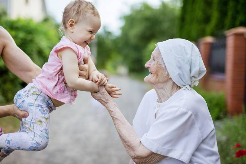 
День бабушек и дедушек в России, история и традиции праздника                