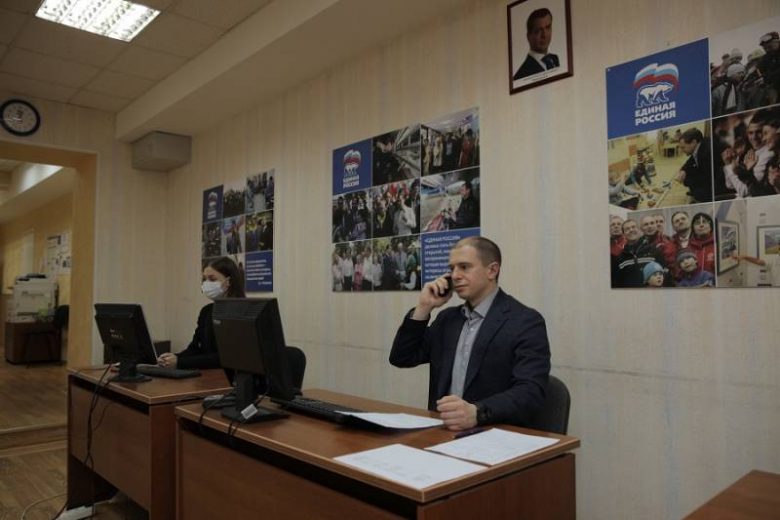 
Михаил Романов принял участие в работе волонтерского центра партии «Единая Россия»                 