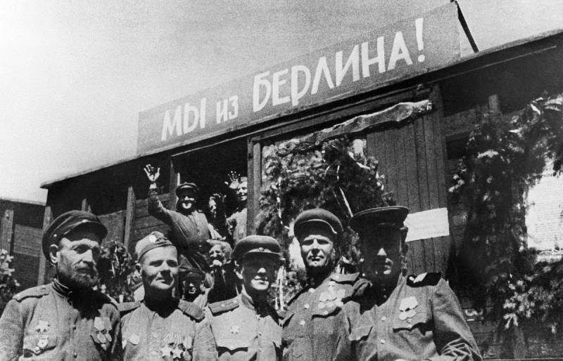 
Почему погоны с золотыми полосами и зигзагами не прижились в армии СССР                