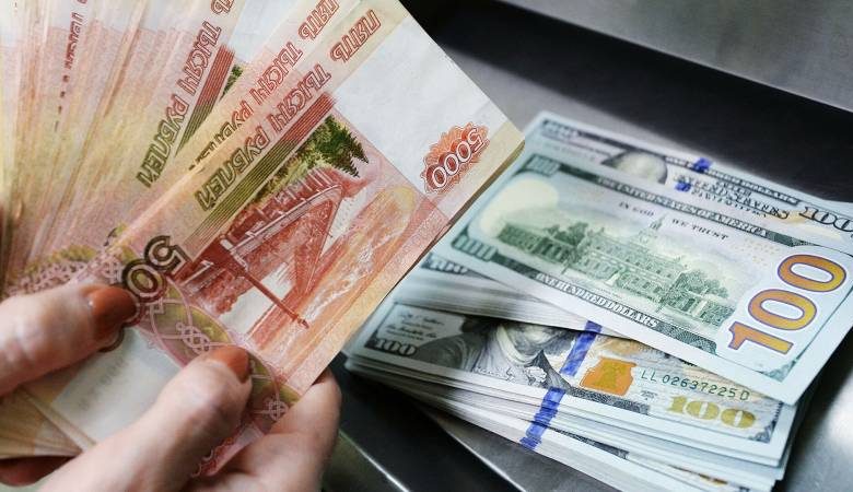 
Покупать доллары или оставлять рубли в ноябре 2021 года: мнение эксперта                