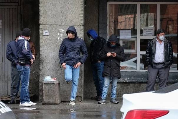 Жители Сосенского поселения в Новой Москве просят оградить их от мигрантов