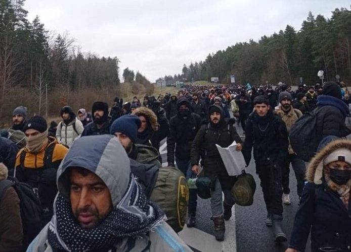 
Колонна людей с тюками: что происходит на польско-белорусской границе сегодня, 8 ноября 2021 года                