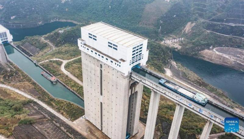 
Китай запустил самый крупный в мире лифт для транспортировки кораблей через реки и плотины                