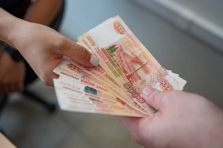 
Получат ли россияне путинские выплаты к новогодним праздникам в декабре 2021 года                