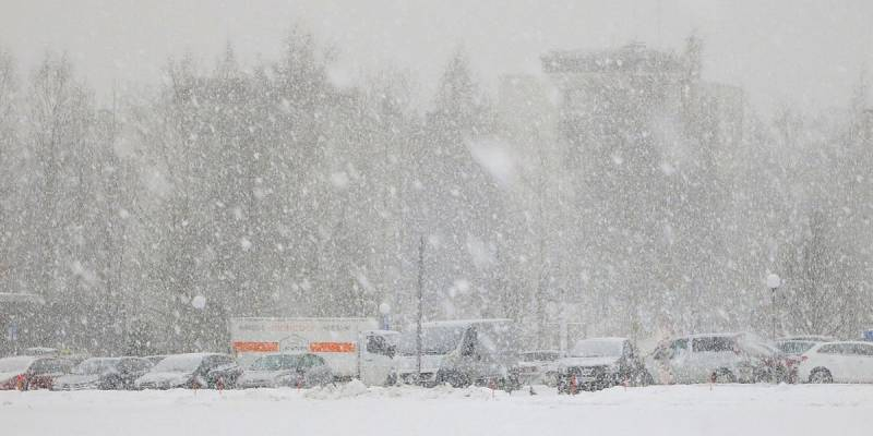 
В субботу на Москву обрушился снегопад с ветром                