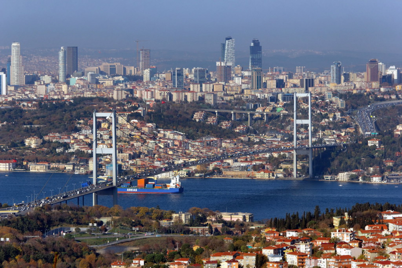Жители Стамбула одели американскому моряку пакет на голову