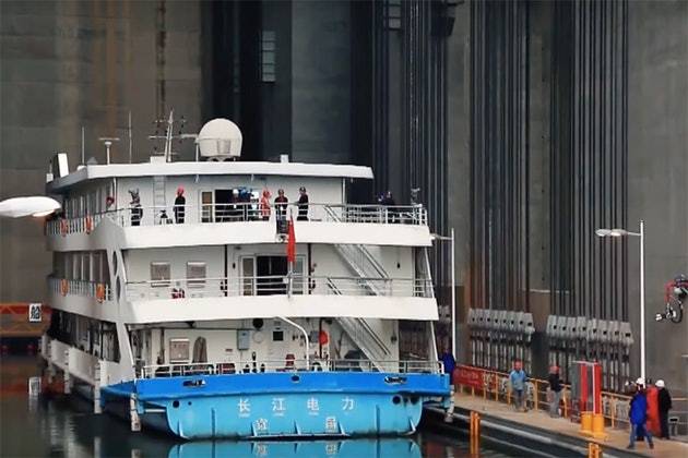 
Китай запустил самый крупный в мире лифт для транспортировки кораблей через реки и плотины                
