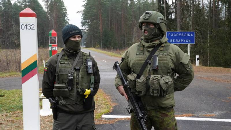 
Колонна людей с тюками: что происходит на польско-белорусской границе сегодня, 8 ноября 2021 года                