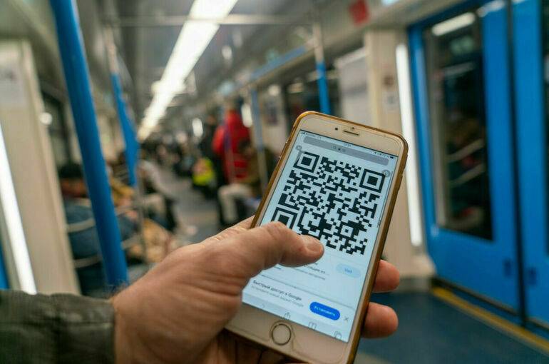 
В некоторых регионах РФ с 22 ноября 2021 года пассажиров не пускают в общественный транспорт без QR-кода                