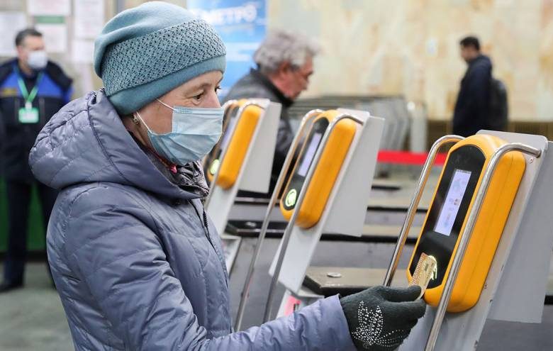
Когда пожилые москвичи смогут разблокировать свои социальные карты                