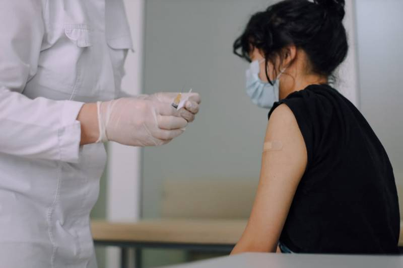 
Надежда не оправдалась: эпидемия коронавируса в вакцинированных странах продолжается                