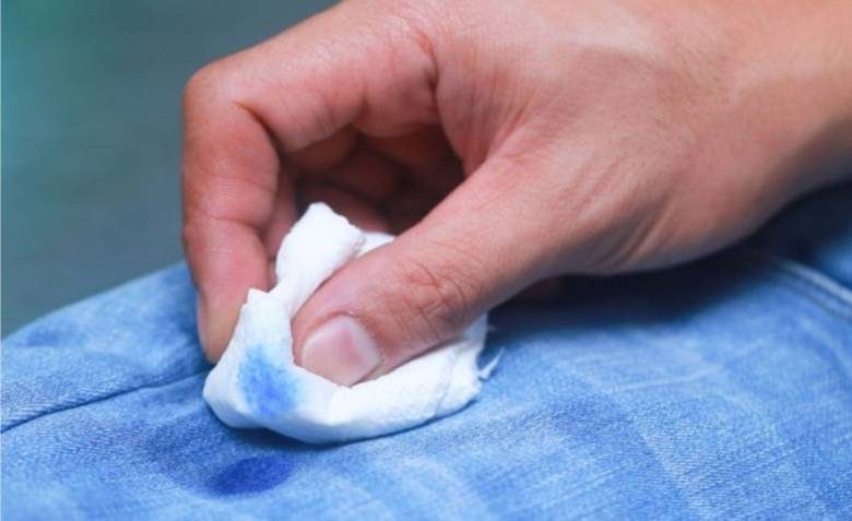 
Стилист Андре Тан рассказал, как быстро вывести пятно с одежды без соли и салфеток                