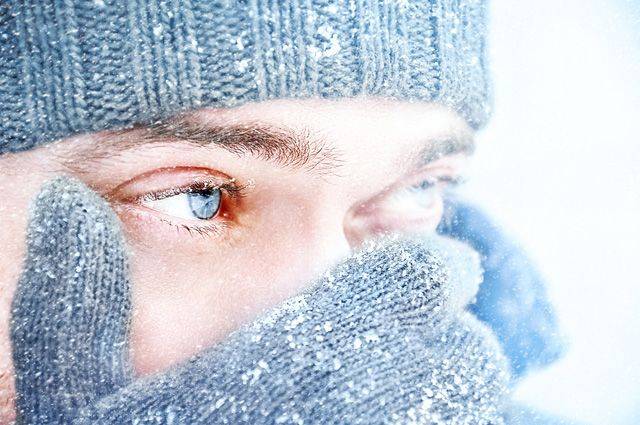 
Почему глаза слезятся на морозе и что с этим делать                