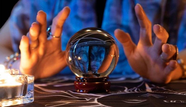 
Жуткие предсказания на 2022 год появились на популярном ютуб-канале «Ведьмина изба»                