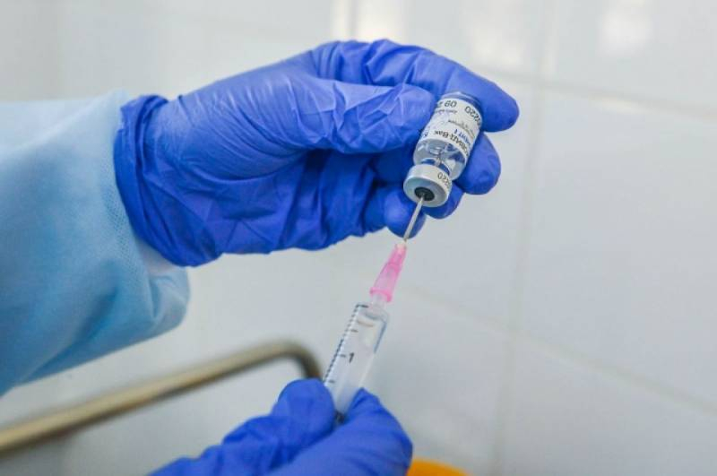 
Доплаты медикам за коронавирус продлили до конца 2022 года                