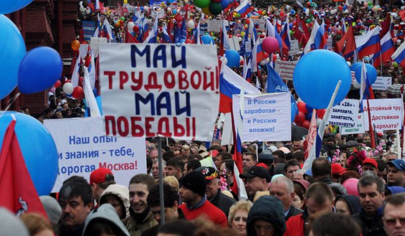 
Правительство РФ утвердило расписание выходных и праздничных дней в мае 2022 года                