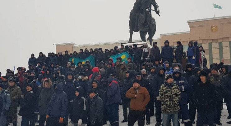 
Беспорядки в Казахстане не прекращаются, чего хотят протестующие                