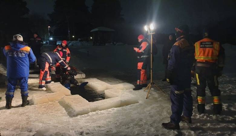 
Нырнула в прорубь и утонула: спасатели ищут женщину в реке Оредеж                
