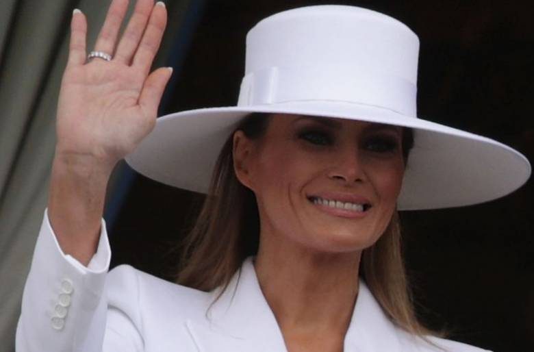 
Икона стиля Мелания Трамп выставила на продажу свою знаменитую белую шляпу                