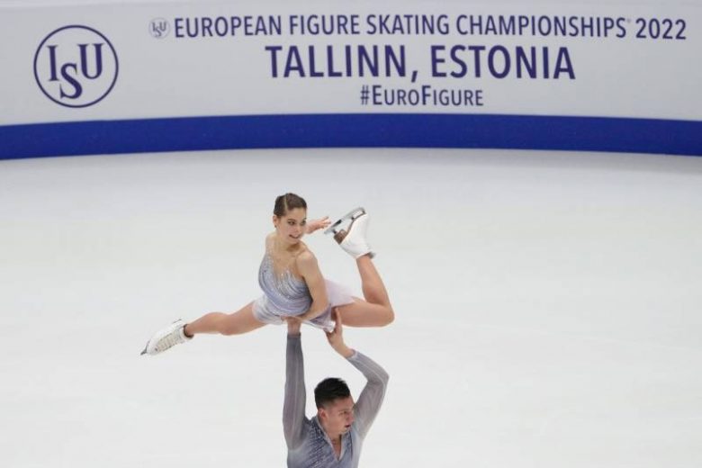 
Анастасия Мишина и Александр Галлямов побили два мировых рекорда и стали чемпионами Европы                