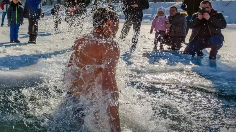 
Подготовка к купанию в проруби на Крещение 2022: в чем окунаться женщине и мужчине                