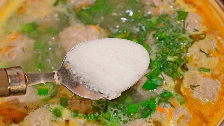 
Как спасти пересоленный суп: народные способы                