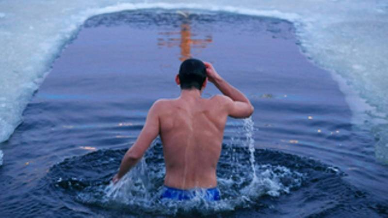 
Подготовка к купанию в проруби на Крещение 2022: в чем окунаться женщине и мужчине                
