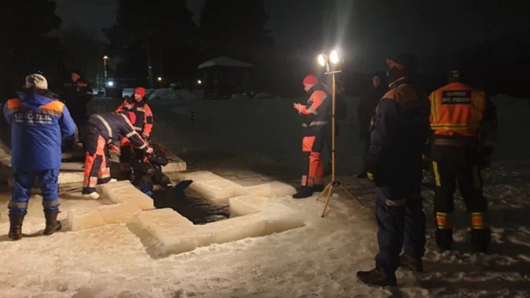 Поиски тела женщины, утонувшей в проруби на Крещение, всё еще продолжаются в Ленинградской области — не нашли