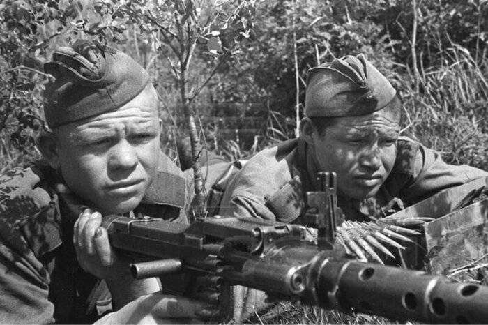 
Почему советским солдатам запрещалось пользоваться трофейным оружием и как с ним поступали                