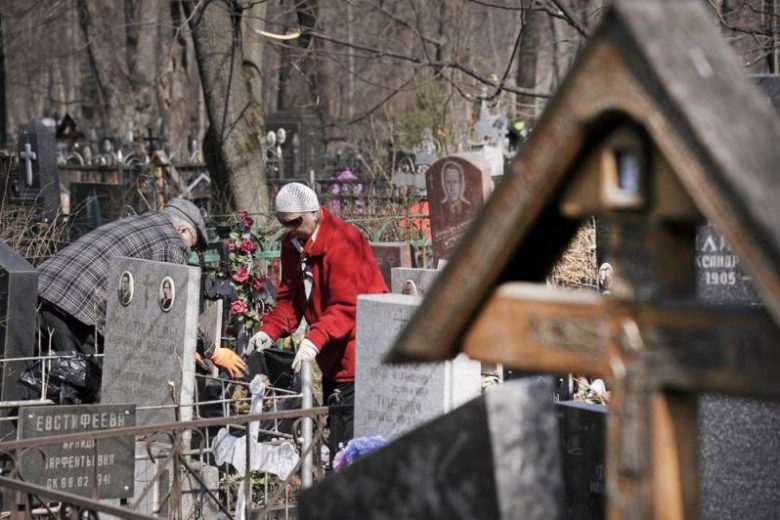 
Что обязательно нужно сделать на Радоницу: можно ли убираться на кладбище и хоронить усопших в праздник                